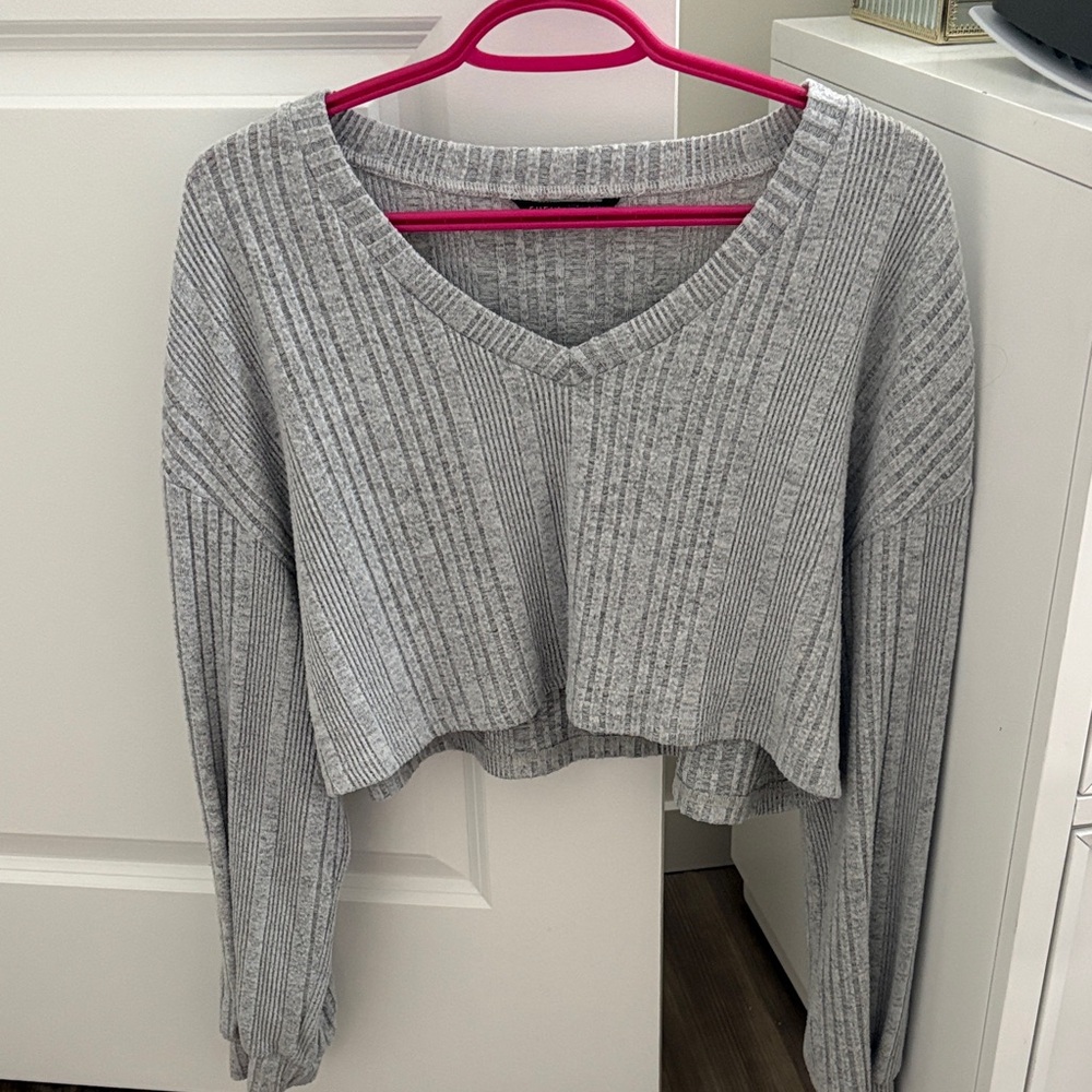 Cropped Ribbed V-Neck Sweater - Light Gray